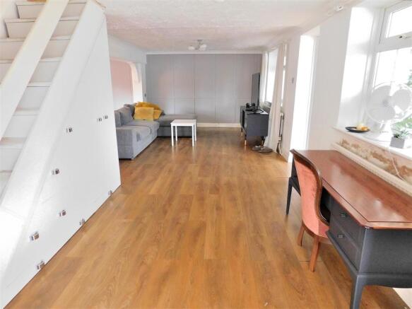 LIVING ROOM 5.JPG