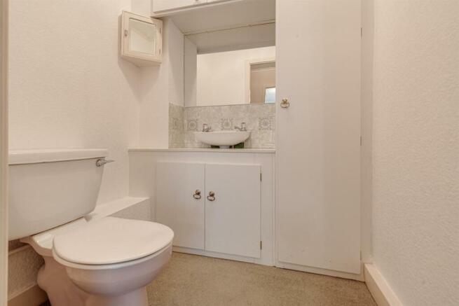 GUEST CLOACKROOM