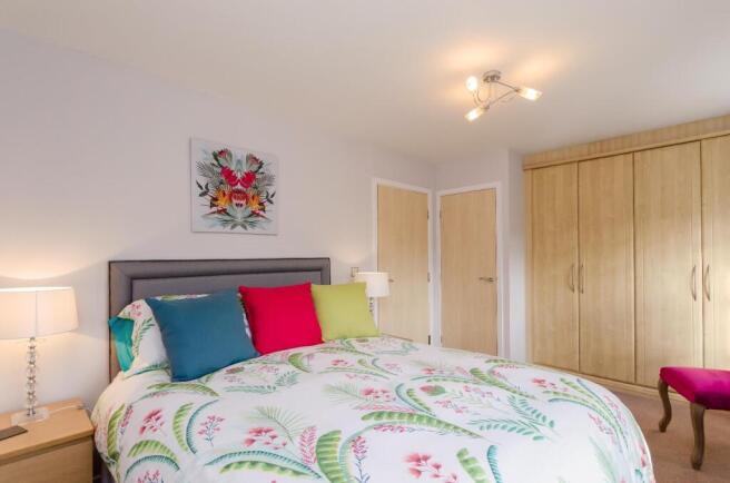 4 bed House to rent Image 11