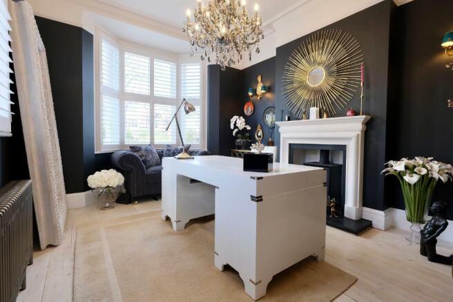 Sitting room with dual aspect windows