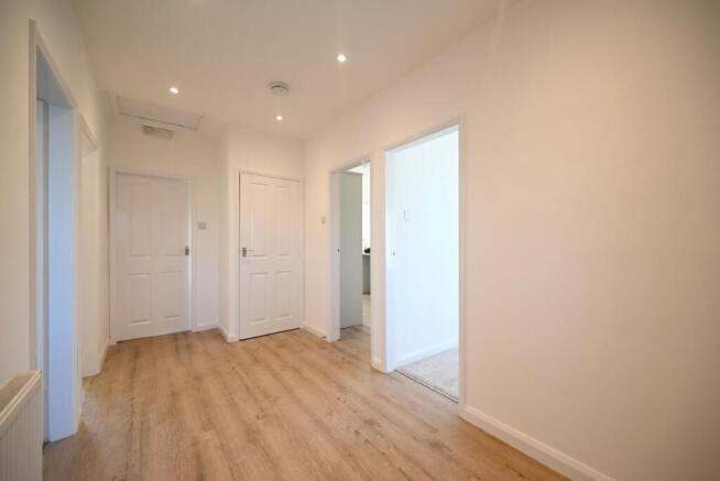 3 bed Semi-Detached Bungalow to rent Image 4