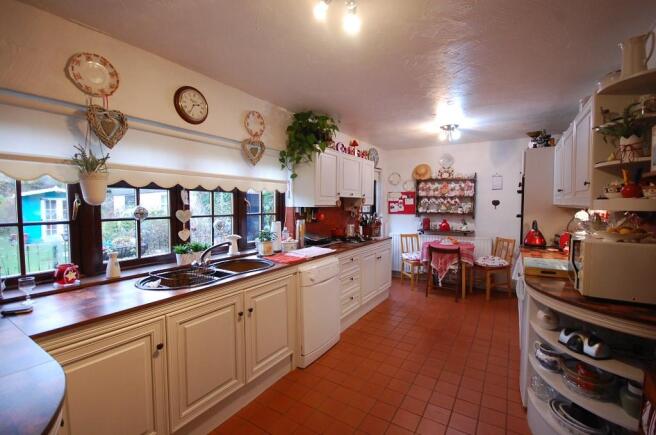KITCHEN/BREAKFAST 