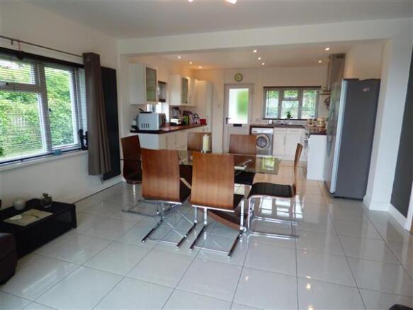 KITCHEN/DINING ROOM