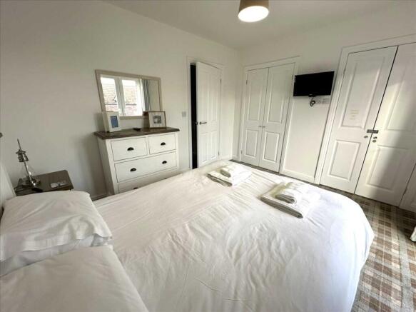 Bedroom (rear)
