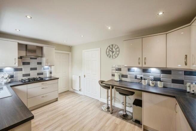 4 bed Detached for sale Image 8