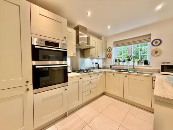 4 bed Semi-Detached for sale Image 10