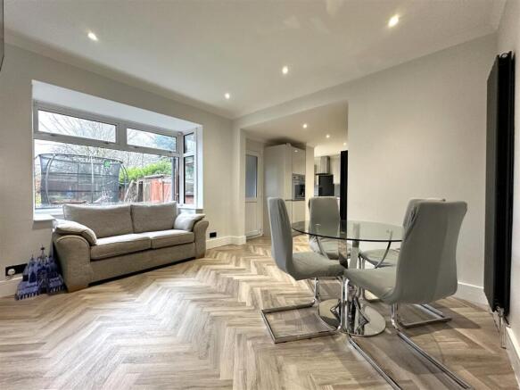 Open-Plan Living/Dining Area 723