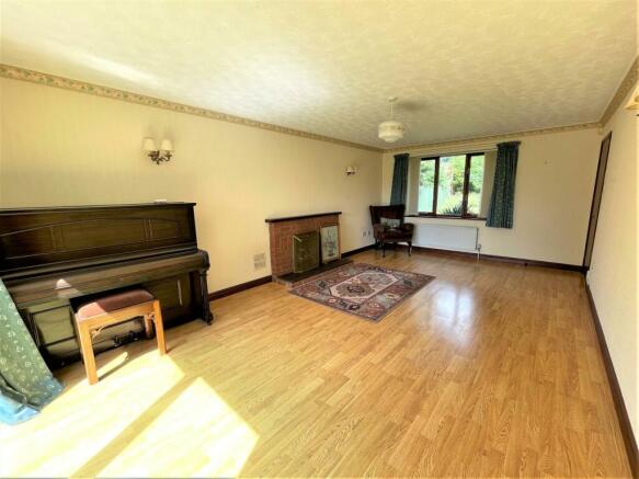 LIVING ROOM 2.JPG