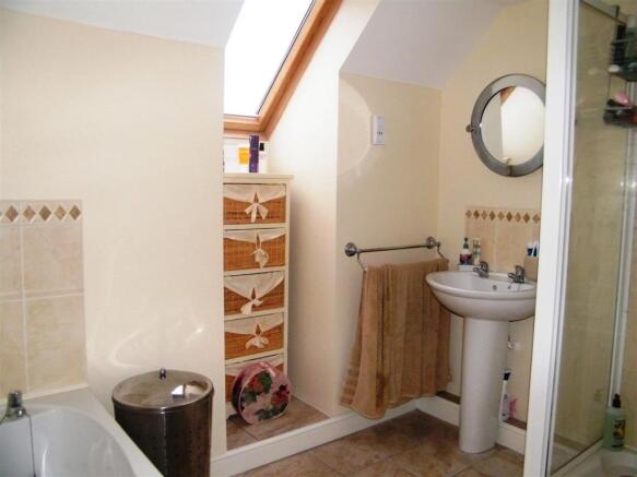 EN-SUITE BATHROOM
