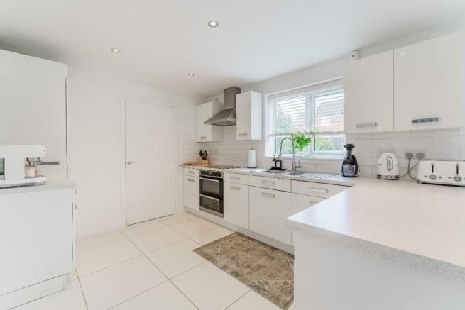 5 bed Detached for sale Image 7