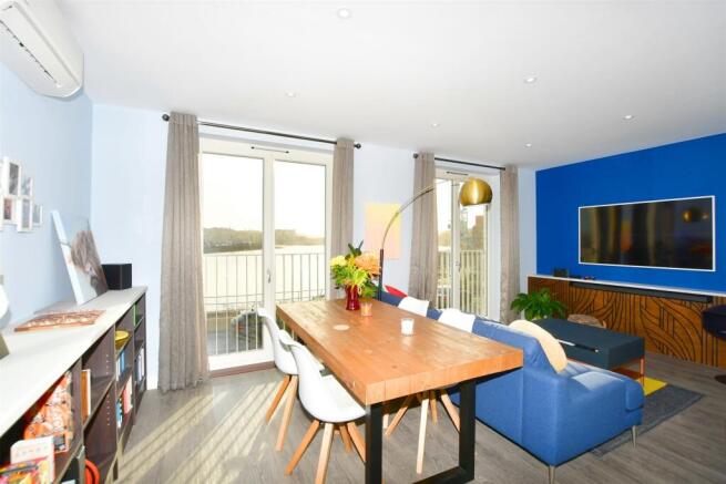 Lounge/Dining Area
