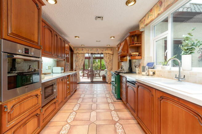 4 bed Detached for sale Image 11