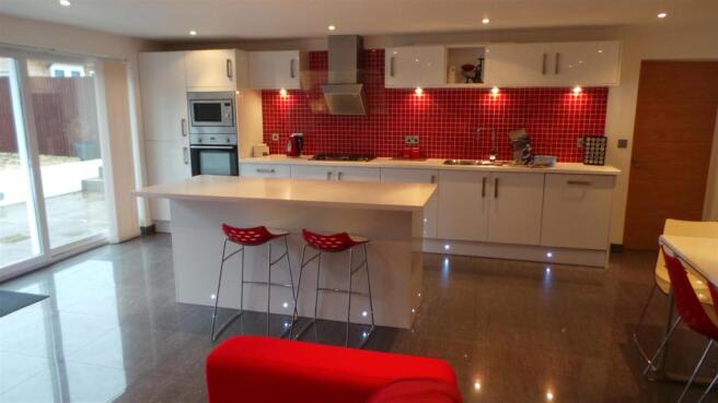 KITCHEN/FAMILY ROOM