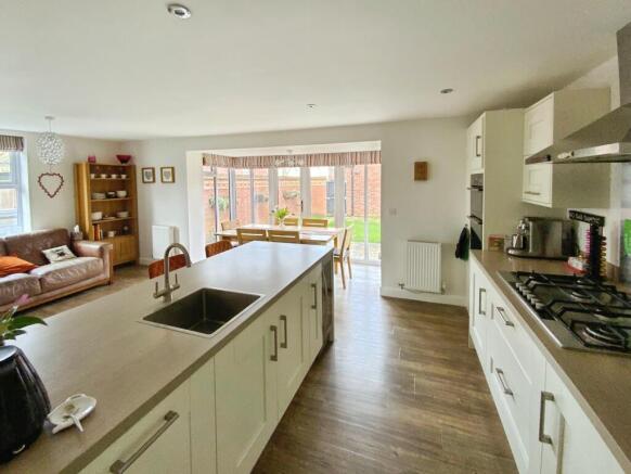 5 bed Detached for sale Image 5