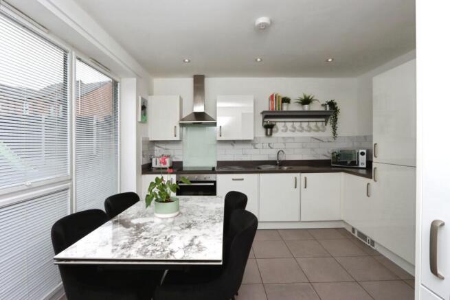 4 bed Semi-Detached for sale Image 6