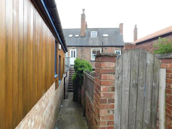 Entrance to flat 2.JPG