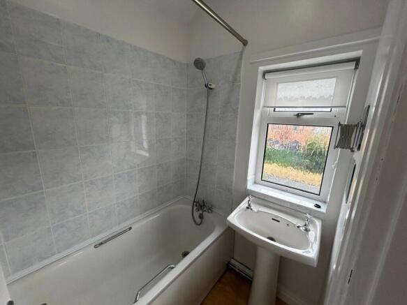 3 bed Semi-Detached to rent Image 8