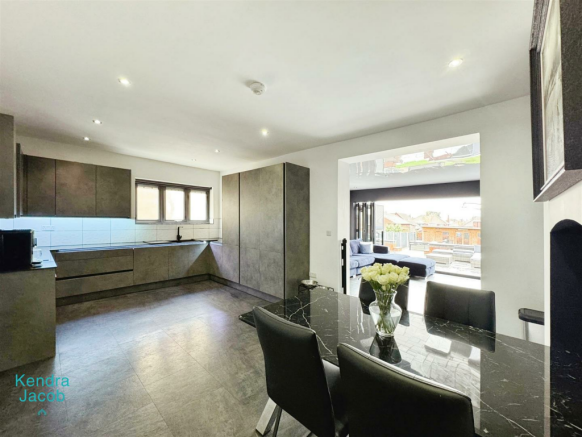 KITCHEN DINER