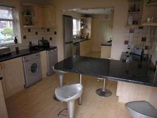 KITCHEN/BREAKFAST ROOM: