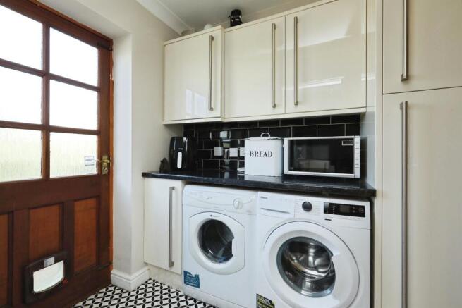 4 bed Detached for sale Image 5
