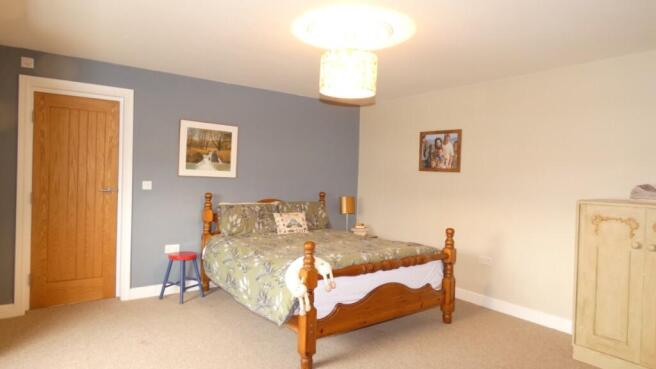 5 bed Semi-Detached for sale Image 6