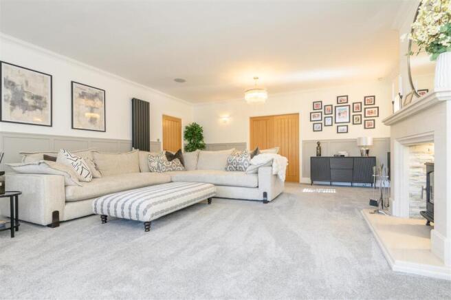 5 bed Detached for sale Image 11