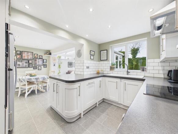 Fabulous Open Plan L-Shaped Living Kitchen