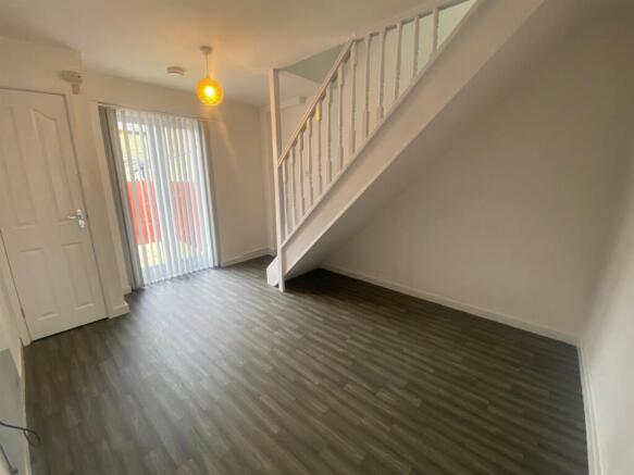 4 bed Semi-Detached Bungalow to rent Image 8