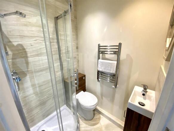 EN-SUITE SHOWER ROOM