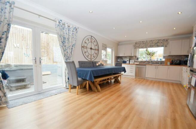 KITCHEN/DINING ROOM