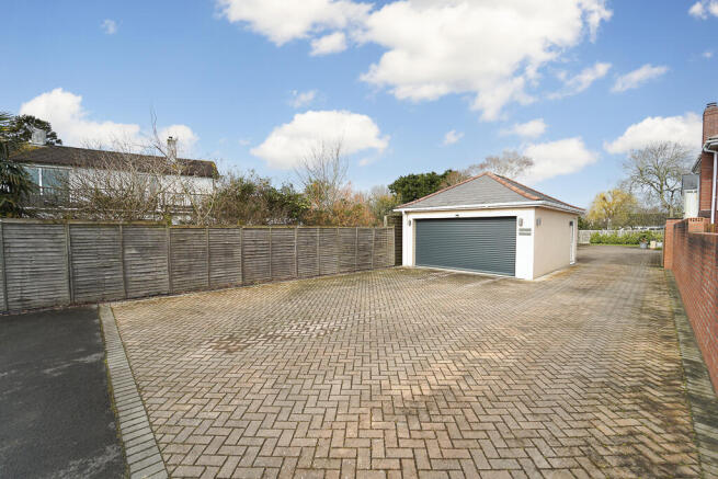Double Garage & Driv