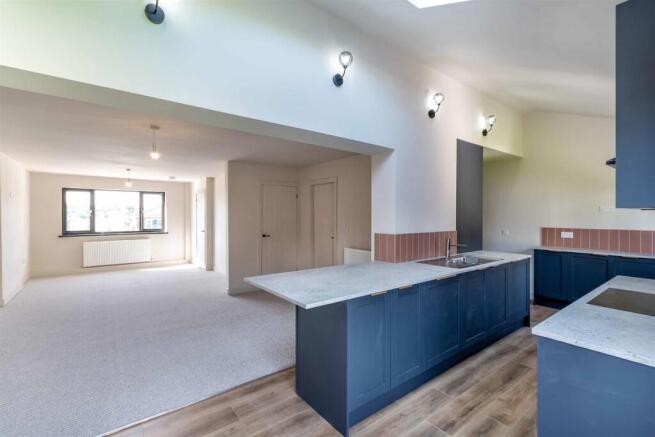 4 bed Detached for sale Image 4