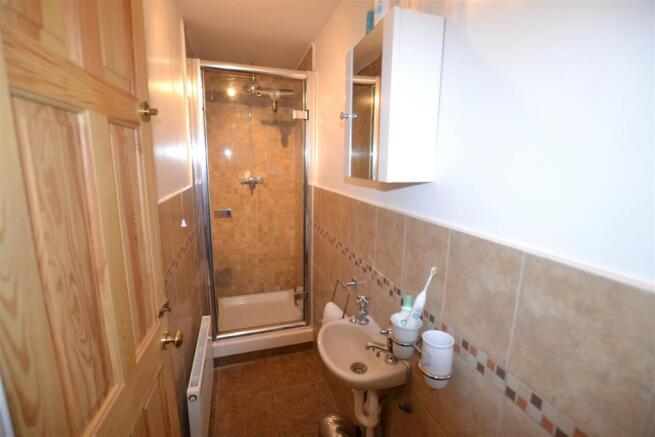 EN-SUITE SHOWER ROOM