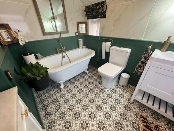 Main Bathroom 