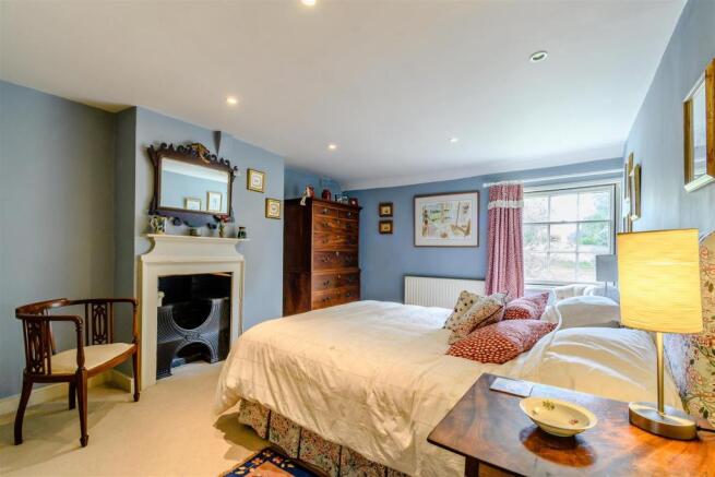 8433227-interior10.jpg
