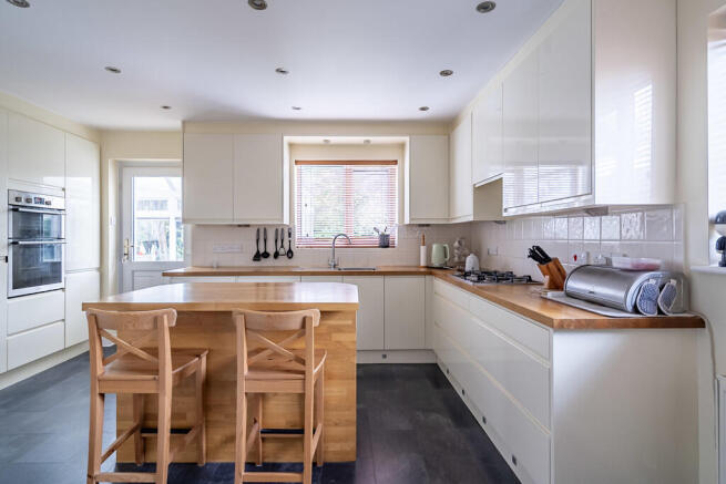 4 bed Detached for sale Image 7