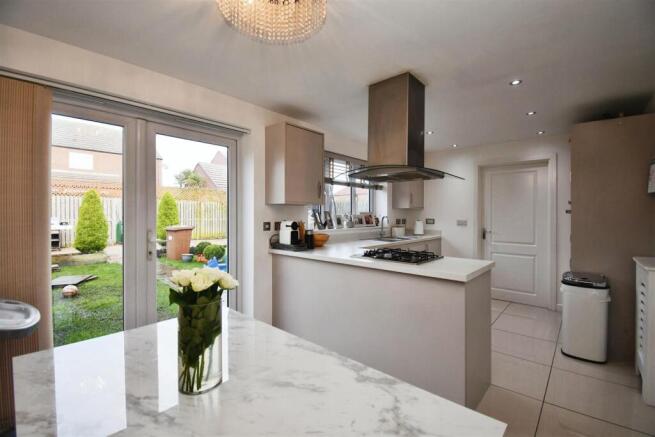 4 bed Detached for sale Image 7