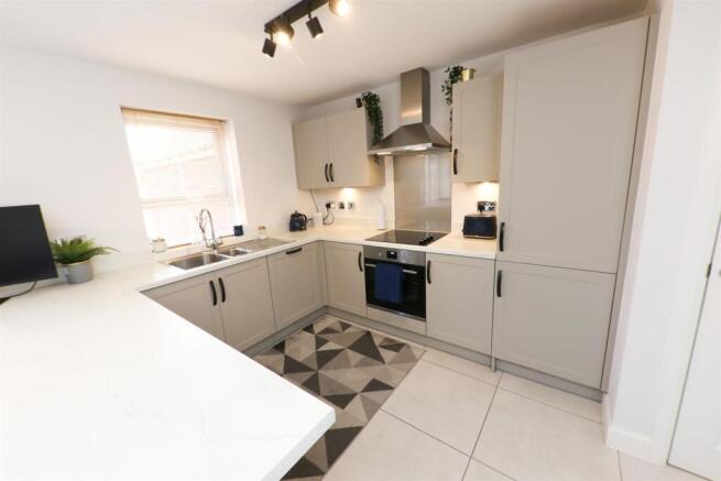 4 bed Detached for sale Image 12