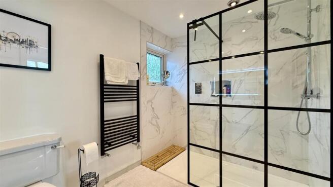 principal bedroom ensuite
