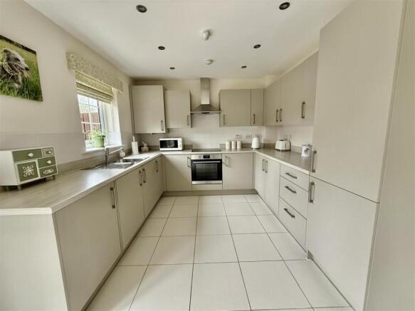 3 bed Semi-Detached for sale Image 6