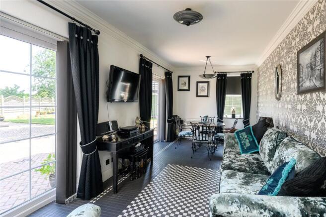 6 bed Detached for sale Image 8