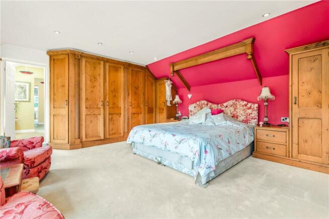 5 bed Detached for sale Image 11