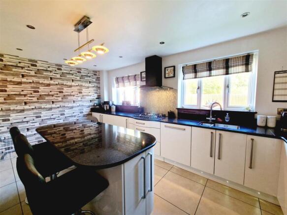 KITCHEN/BREAKFAST ROOM