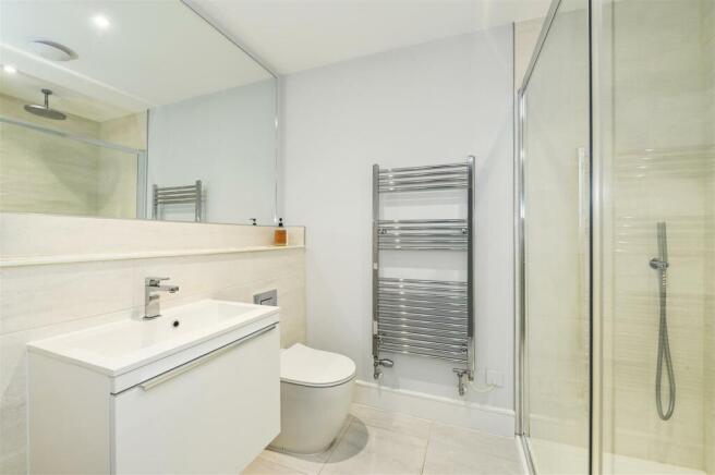 En Suite to Bedroom 1