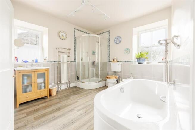 4 bed Detached for sale Image 11