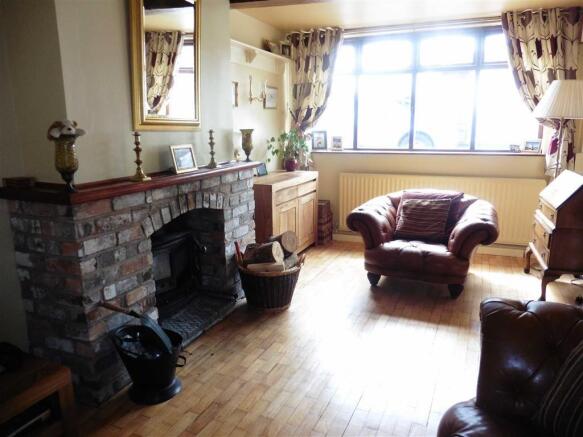 Spacious lounge (front)