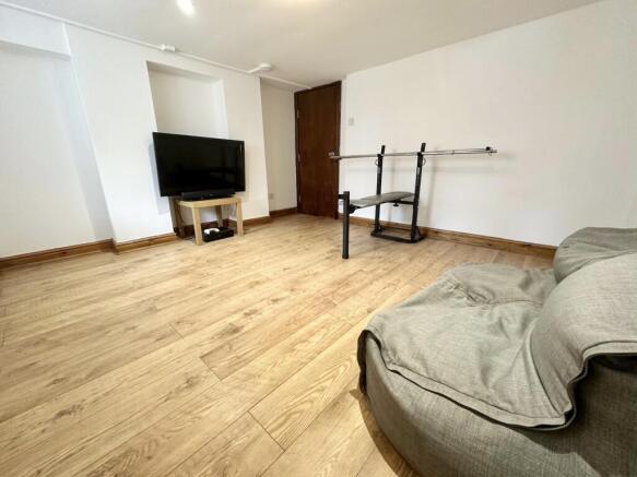 6 bed House to rent Image 9