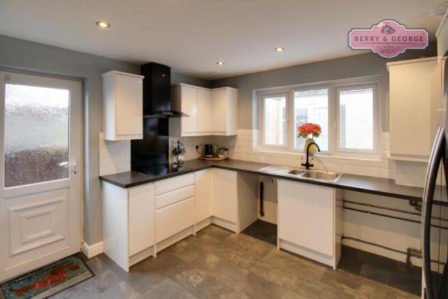 KITCHEN / BREAKFAST 