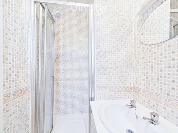 2 bed Flat to rent Image 12
