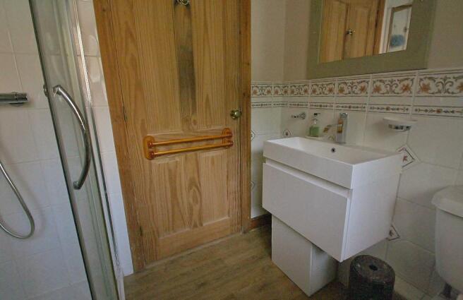 EN-SUITE SHOWER ROOM